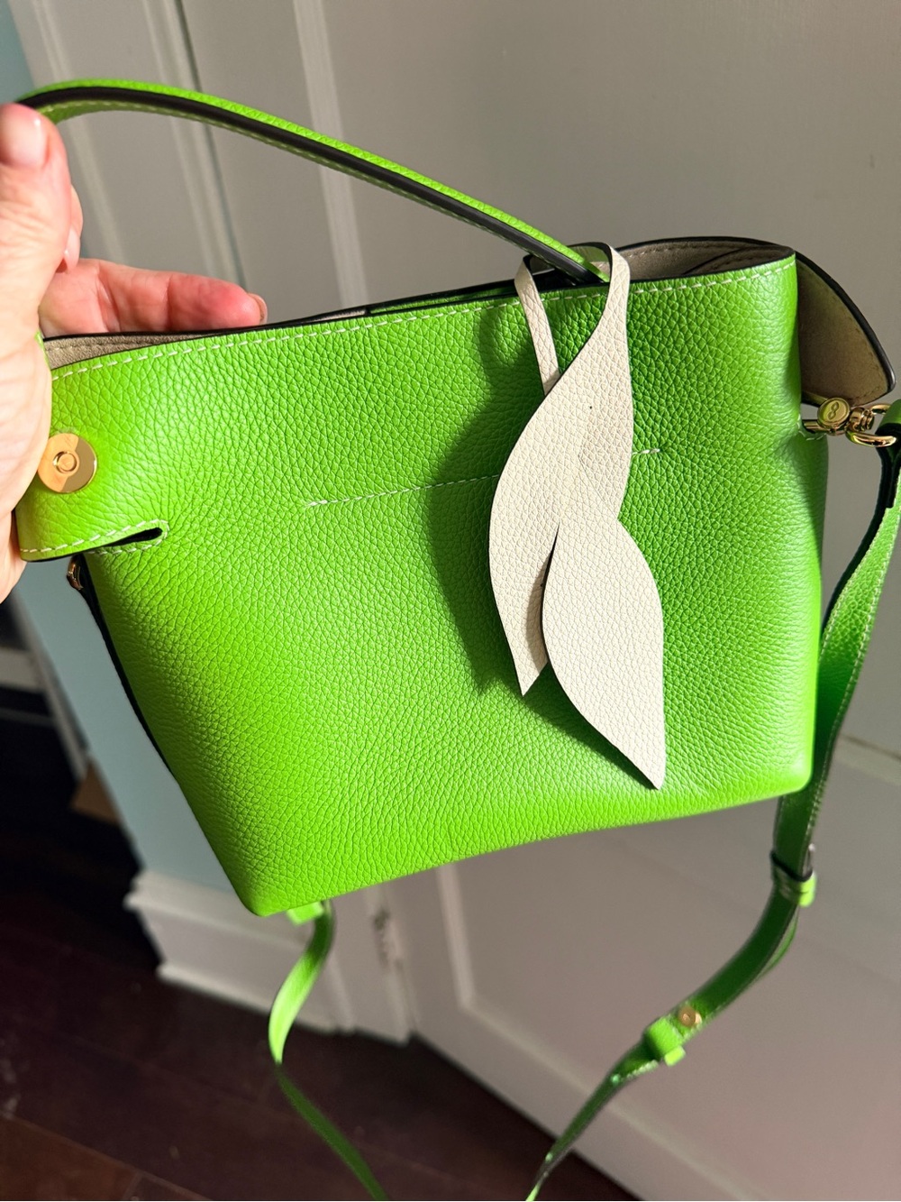Fleuron: Mini Swann in pomme verte w leather leaf charm - Picture 5 of 5